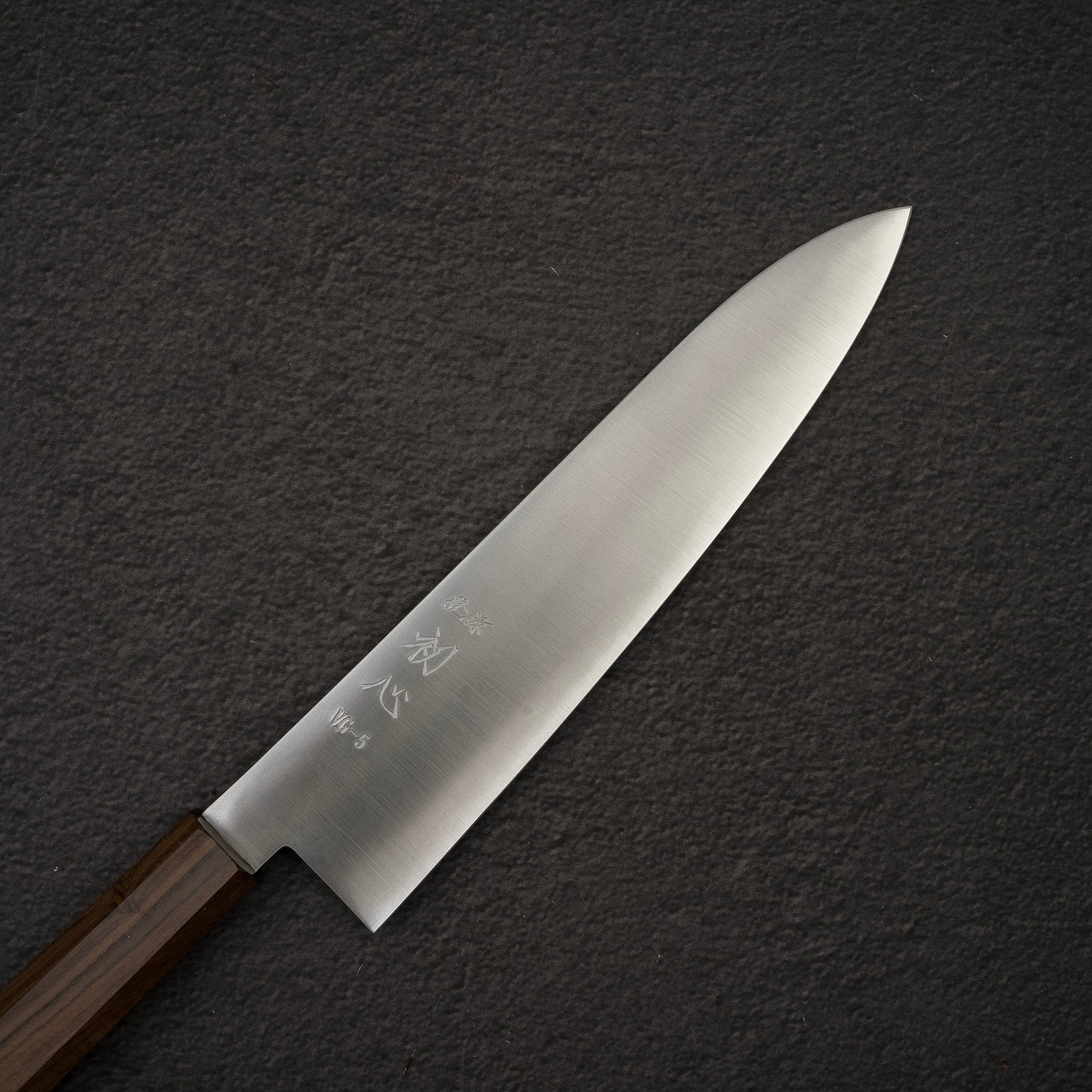 HatsukokoroVG-5HayabusaGyuto210c.jpg Hatsukokoro VG-5 Hayabusa Gyuto 210/ 240mm, view 2