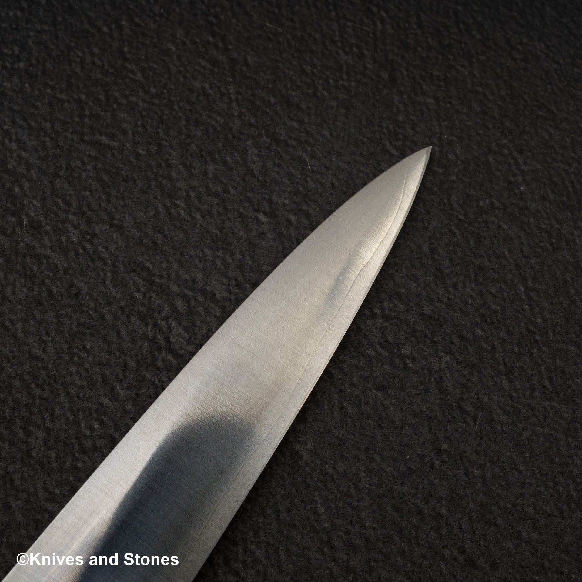 Hatsukokoro_FAXR2_Migaki_K-tip_Sujihiki_270mm-20240807-05.jpg Hatsukokoro FAXR2 Migaki Sujihiki 270mm, view 3