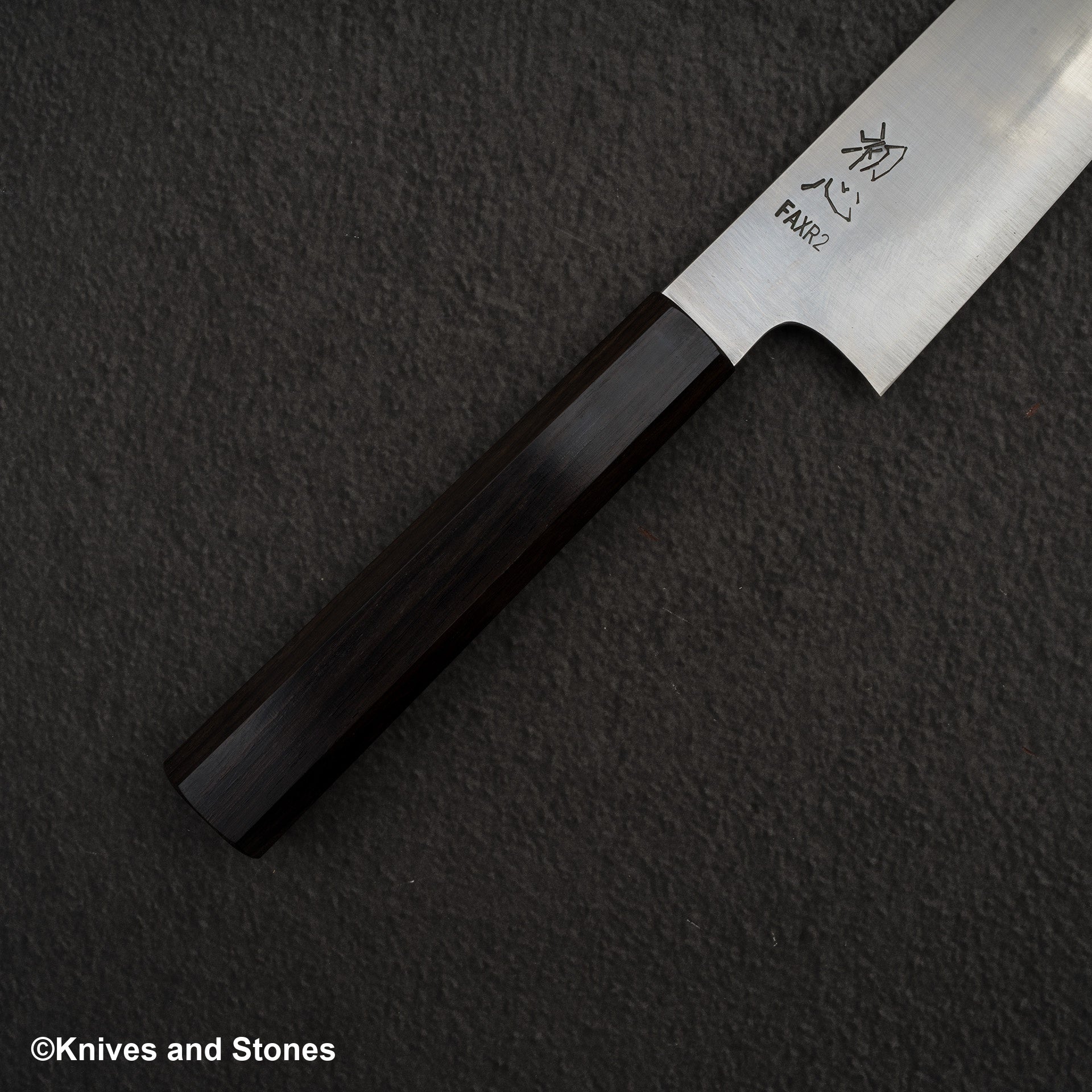 Hatsukokoro_FAXR2_Migaki_Santoku_180mm-20240807-02.jpg Hatsukokoro FAXR2 Migaki Santoku 180mm, view 2