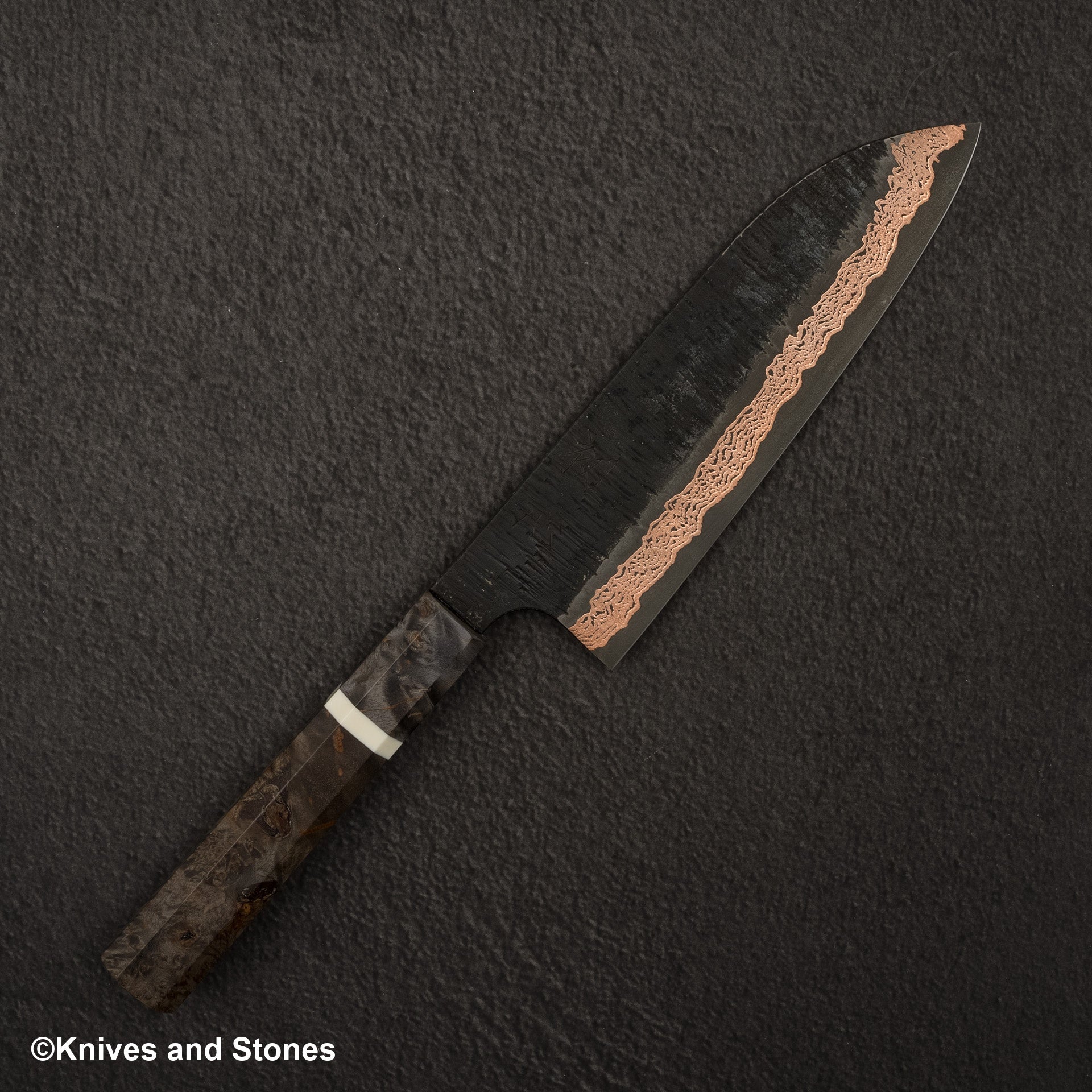 HatsukokoroxNigaraYorokobiSLDCopperHammeredDamascusSantoku180mmBirchHandle-20250228-03.jpg Hatsukokoro x Nigara Yorokobi SLD Copper Tsuchime Damascus Santoku 180mm with Saya, view 2