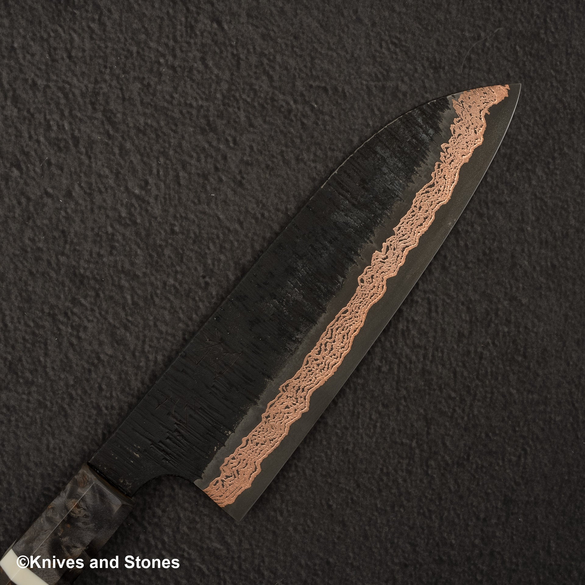 HatsukokoroxNigaraYorokobiSLDCopperHammeredDamascusSantoku180mmBirchHandle-20250228-04.jpg Hatsukokoro x Nigara Yorokobi SLD Copper Tsuchime Damascus Santoku 180mm with Saya, view 3