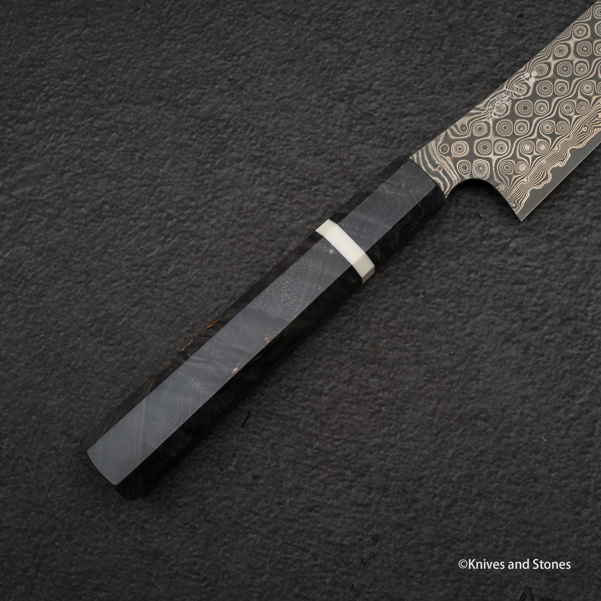 NigaraAnmonSG2RaindropDamascusSakimaruSujihiki270mmE.jpg Nigara Anmon SG2 Raindrop Damascus Sakimaru Sujihiki 270mm, view 2