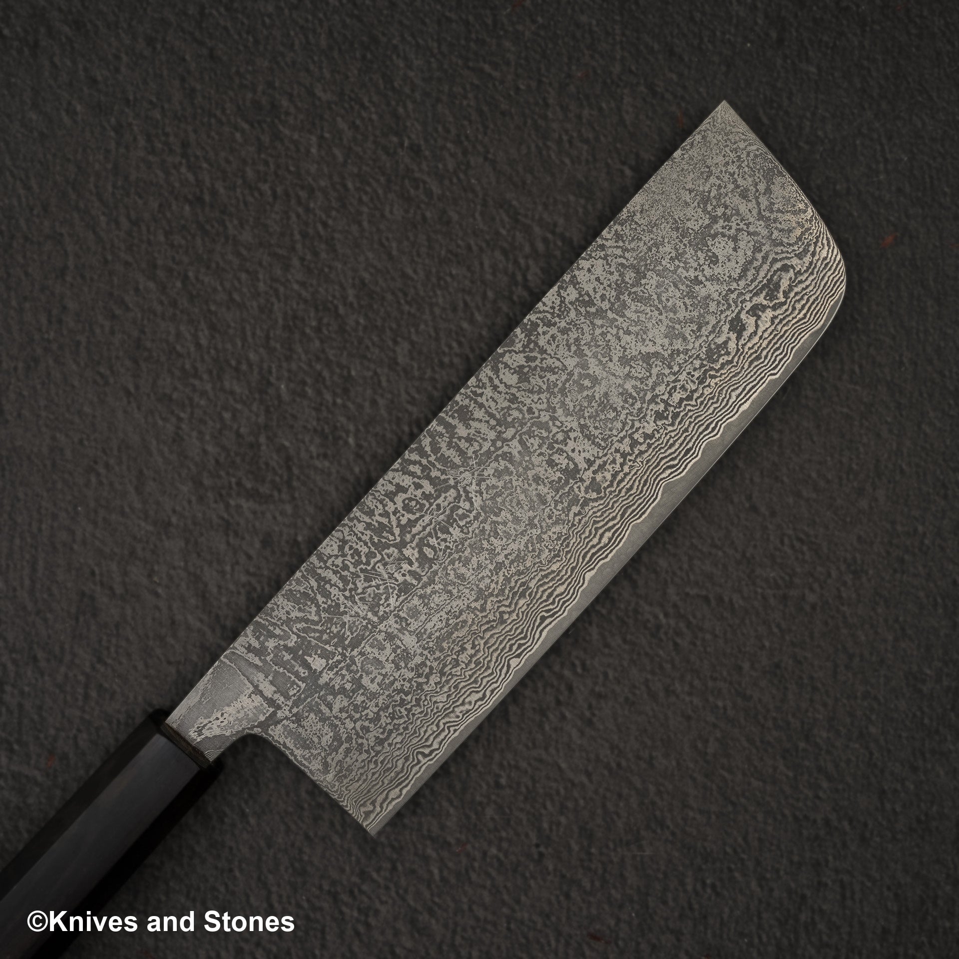 Shiro_Kamo_Kurokumo_SG2_Black_Damascus_Nakiri_180mm-20240907-03.jpg Shiro Kamo Kurokumo SG2 Black Damascus Nakiri 180mm Ebony, view 3
