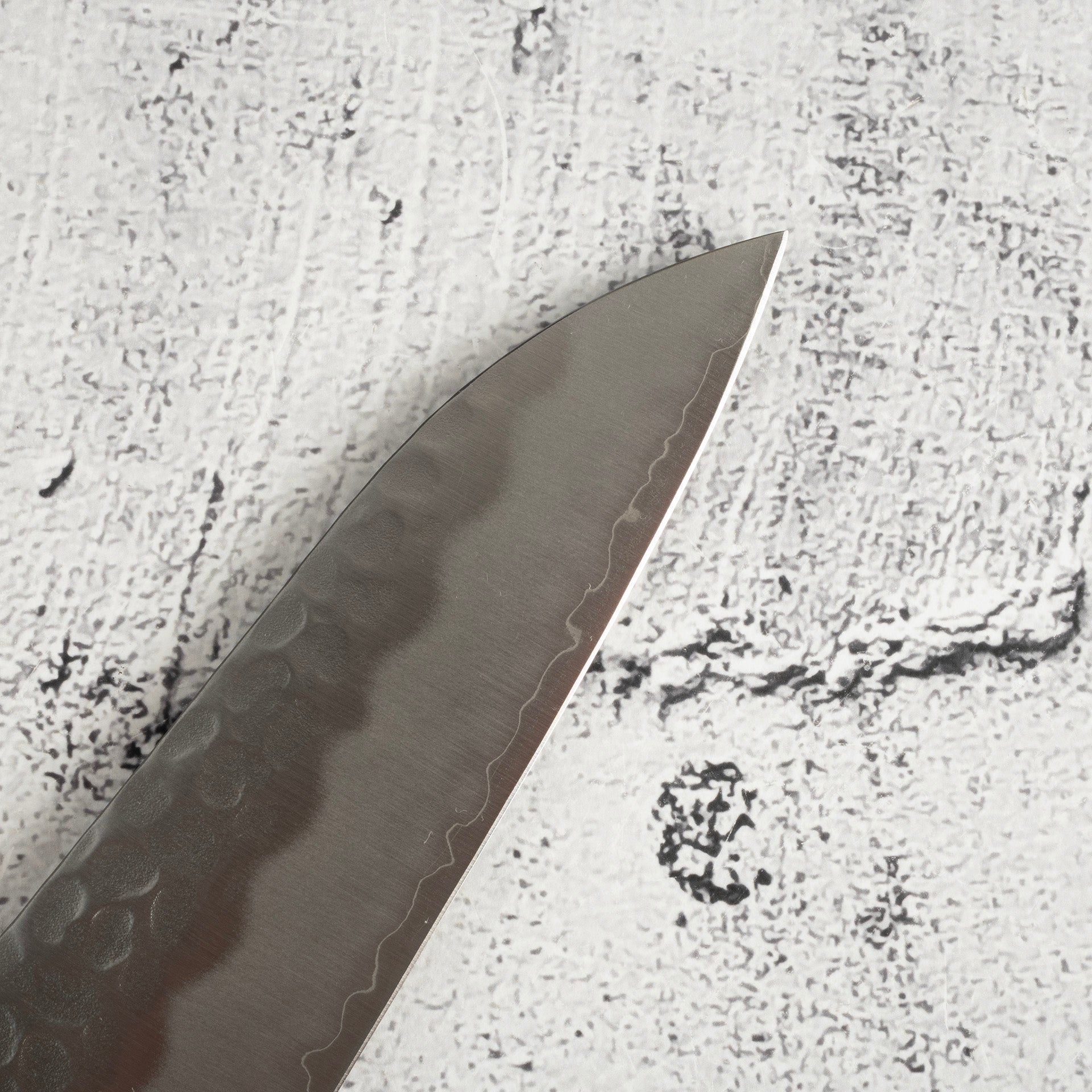 TsunehisaAUS8TsuchimeGyuto180mmRedWesternHandle3.jpg Tsunehisa AUS8 Tsuchime Gyuto 180 mm Western Handle, view 4
